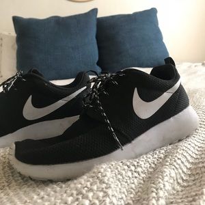 Nike Roches Black - Women’s Size 8